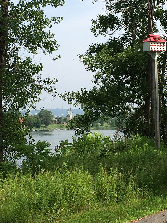 Photo de Verdun sur l'autre rive.