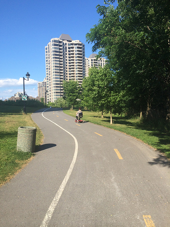 Photo d'une personne en quadriporteur.